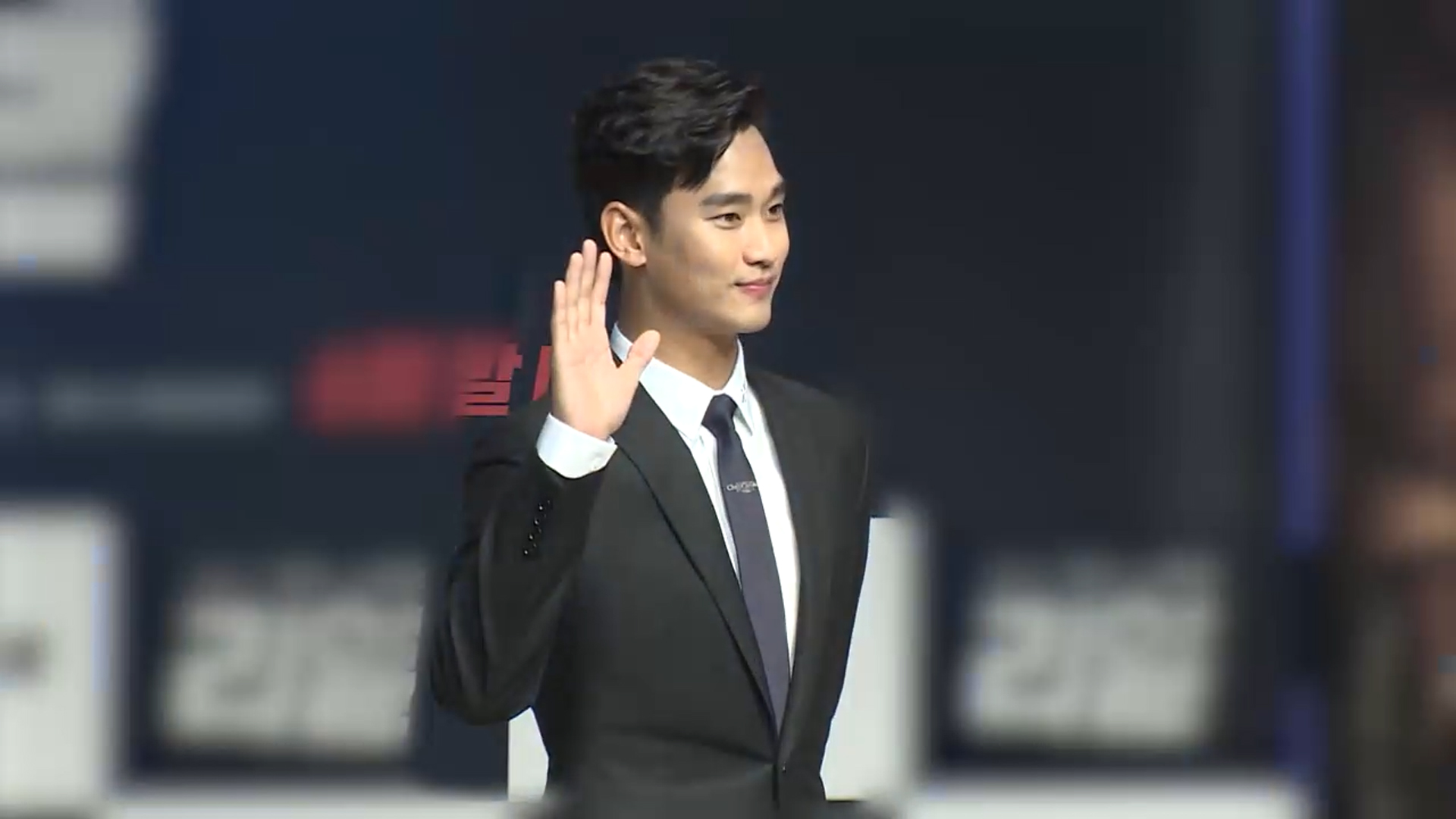 김수현 활동 재개 신호…SNS 복귀에 작품 제안도