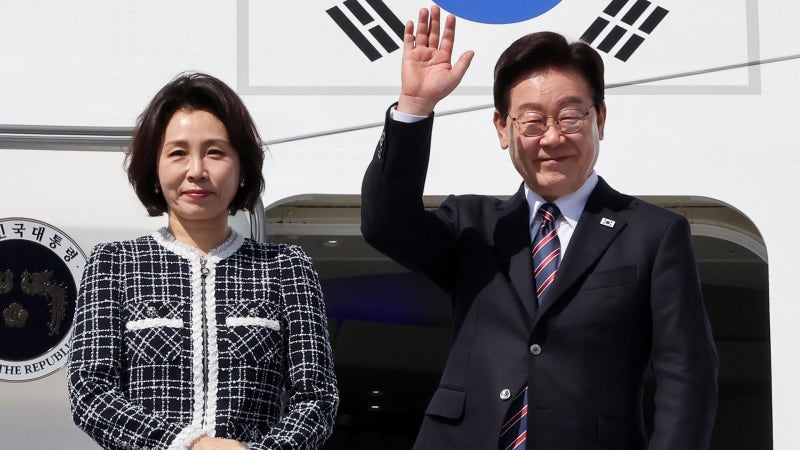 [현장영상] <b>이 대통령</b>, 브라질 순방 마치고 <b>칠레</b>로 이동