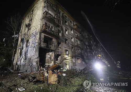 1일(현지시간) 러시아 미사일에 공격당한 우크라이나 키이우의 주거용 건물 [EPA 연합뉴스.재판매 및 DB 금지]