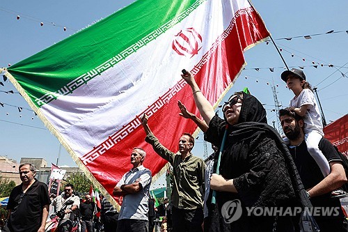 이란 국기를 흔드는 테헤란 시민들 [AFP=연합뉴스 제공]