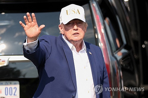 트럼프 있던 골프장 상공에 민항기 2대 침범…전투기 출격