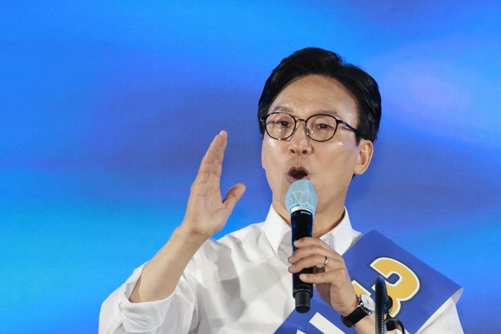 <b>김민석</b>, '<b>탁자 위</b> 구두' 논란에…"피 안 통해 스트레칭하던 것"