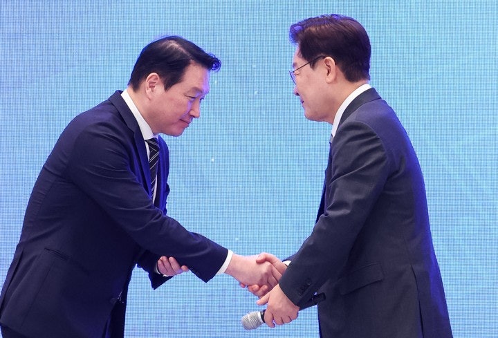 <b>이 대통령</b>, SK<b>최태원</b>과 <b>만찬 회동</b>…메가프로젝트 논의