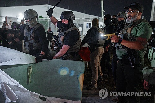 시위 현장에서 스턴건을 들고 있는 ICE 요원 [EPA=연합뉴스 자료사진 제공]