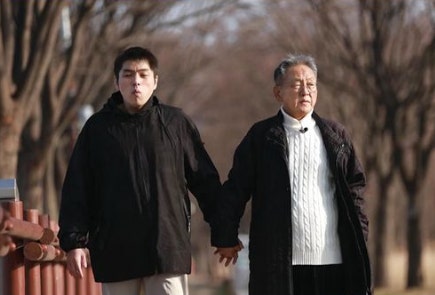 홀로 남을 자폐 아들 걱정…전국민 울린 <b>전경철</b> 작가 <b>별세</b>