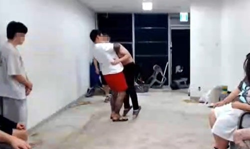 유튜브 방송 중 목 졸라 기절 시키고 방치…격투기 선수 수사