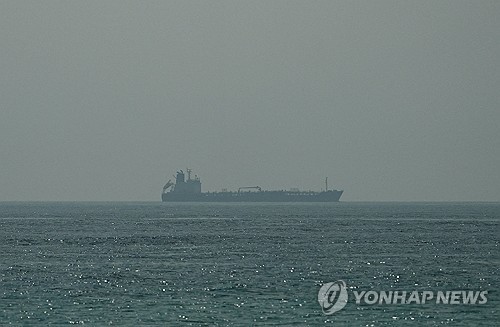 호르무즈 해협 항행하는 유조선 [로이터=연합뉴스 자료사진 제공]