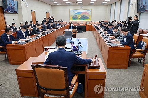 국회 <b>정무위</b>, '해킹 사고' 5대 은행장 국감 <b>증인</b> 소환