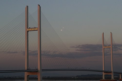 노을 지는 단둥 신압록강대교 6일 중국 랴오닝성 단둥의 신압록강대교 너머로 노을이 지고 있다. 당초 북중 수교 77주년 기념일이던 이날로 예상된 신압록강대교의 공식 개통식은 늦은 시간까지 확인되지 않았다. 2026.