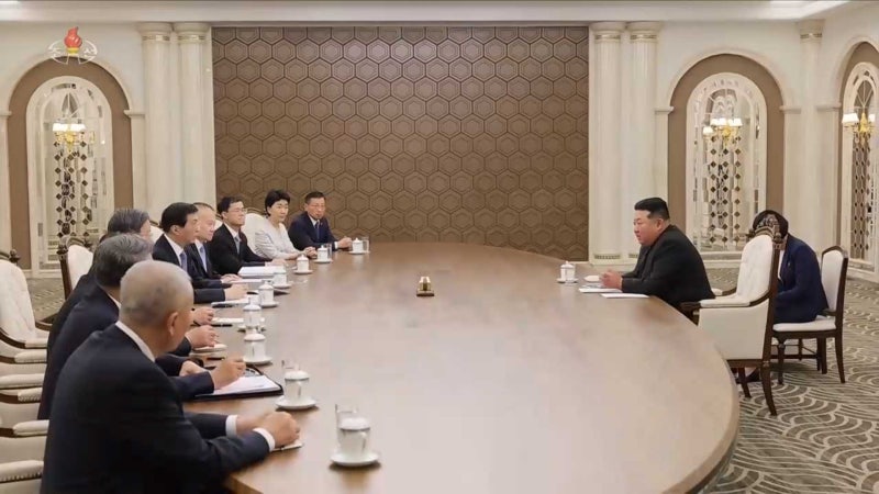 <b>김정은</b>, '中서열 4위' <b>왕후닝</b>과 단둥서 <b>회담</b>
