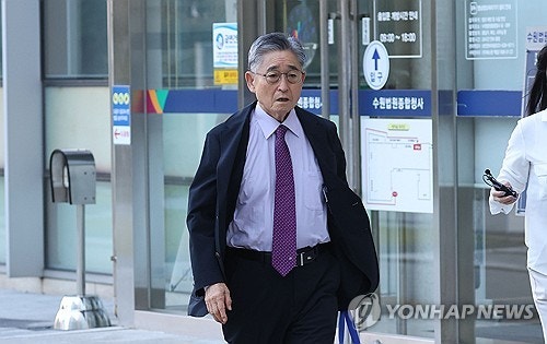 '<b>5·18 왜곡</b> 혐의' 보수논객 <b>지만원</b> <b>구속</b>…"도망·증거인멸 우려"