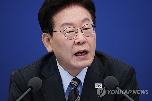 <b>이 대통령</b> "<b>다문화가정 지원</b>, 불공정 우대 논란 점검해야"