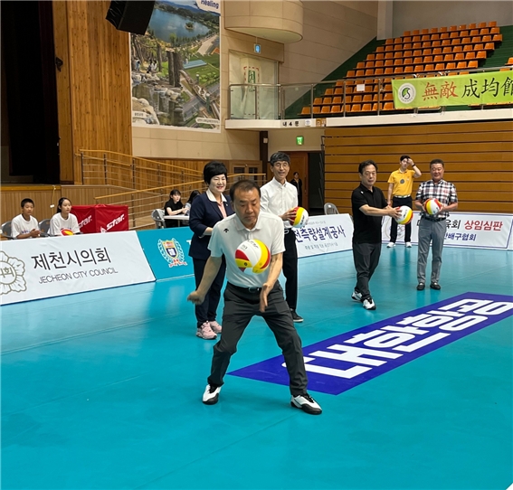 <b>홍기호</b> 신임 한국대학<b>배구</b>연맹 <b>회장</b> “감독과 선수가 주인공인 대학<b>배구</b>연맹을...