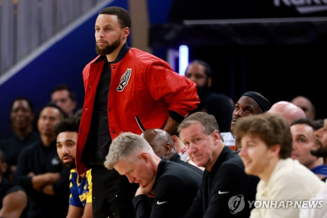 "에드워즈·랜들 더블스코어 <b>폭발</b>" <b>커리</b> 없는 골든스테이트, 1-3으로 탈...