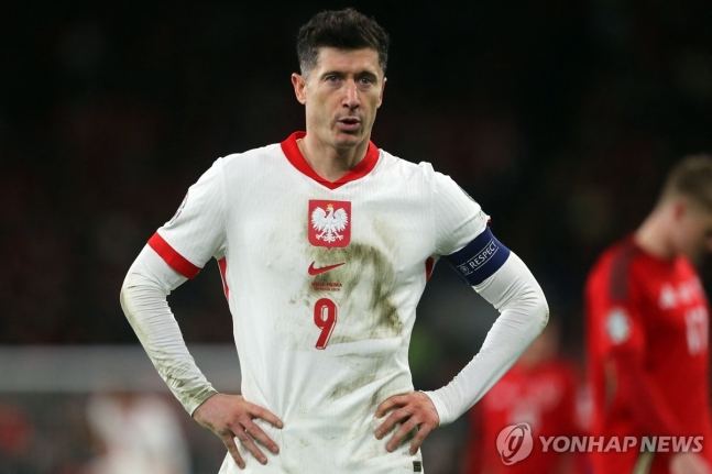 '10년 주장 완장 박탈 충격' <b>레반도프스키</b>, 폴란드 <b>대표팀</b> 보이콧..프로...