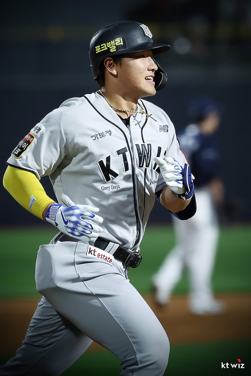 '괴물 신인 탄생' kt 안현민, 신인상 넘어 MVP급 <b>활약</b>...WAR 야수 2위 기...