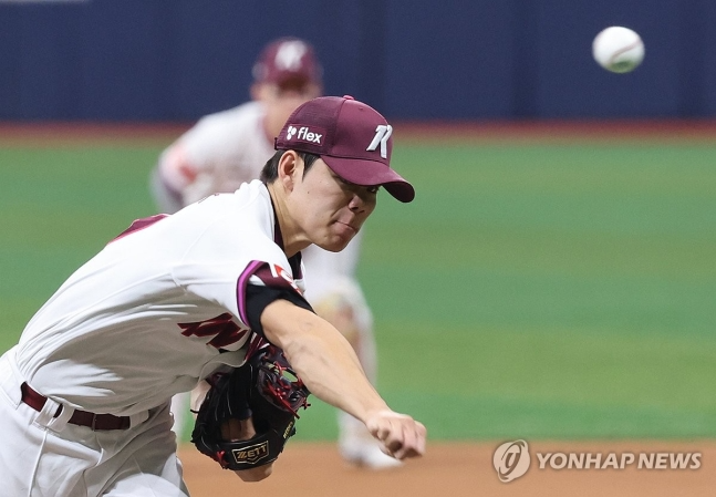 '언제 끝날까?' 키움 <b>김윤하</b>, SSG전 5이닝 3실점...<b>연패 탈출</b> 또 <b>실패</b> '팬...