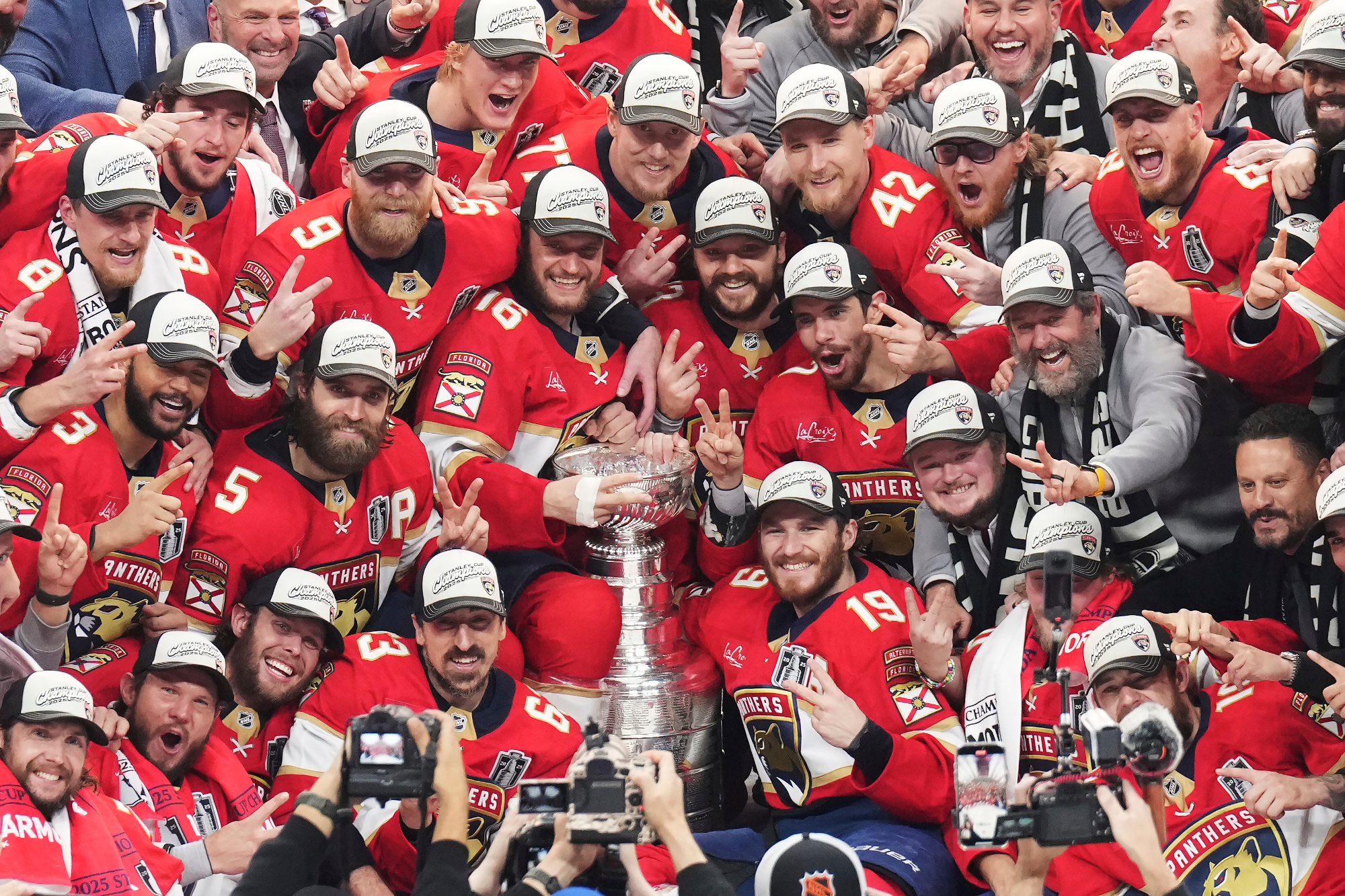 '라인하트 4골 폭발' NHL <b>플로리다</b>, 에드먼턴 5-1 제압...<b>스탠리컵</b> 2연속...