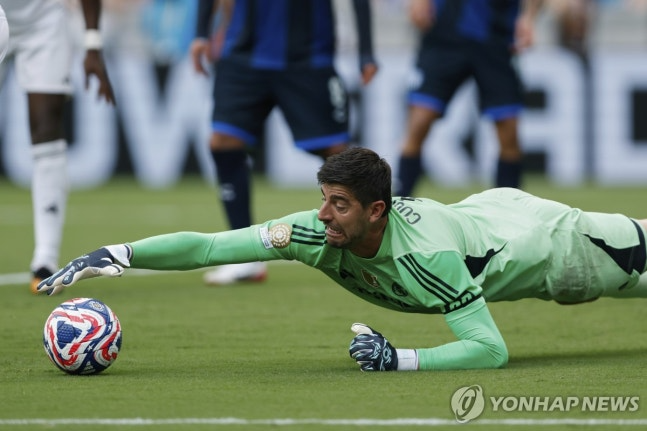 &apos;이 정도면 사기캐&apos; 쿠르투아 25슈팅 무력화...10명 레알, 파추카 3-1 제압