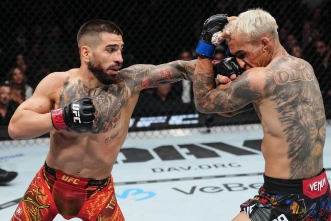 <b>토푸리아</b>, UFC 10번째 두 체급 챔피언...<b>올리베이라</b> 1라운드 KO로 역사 기...