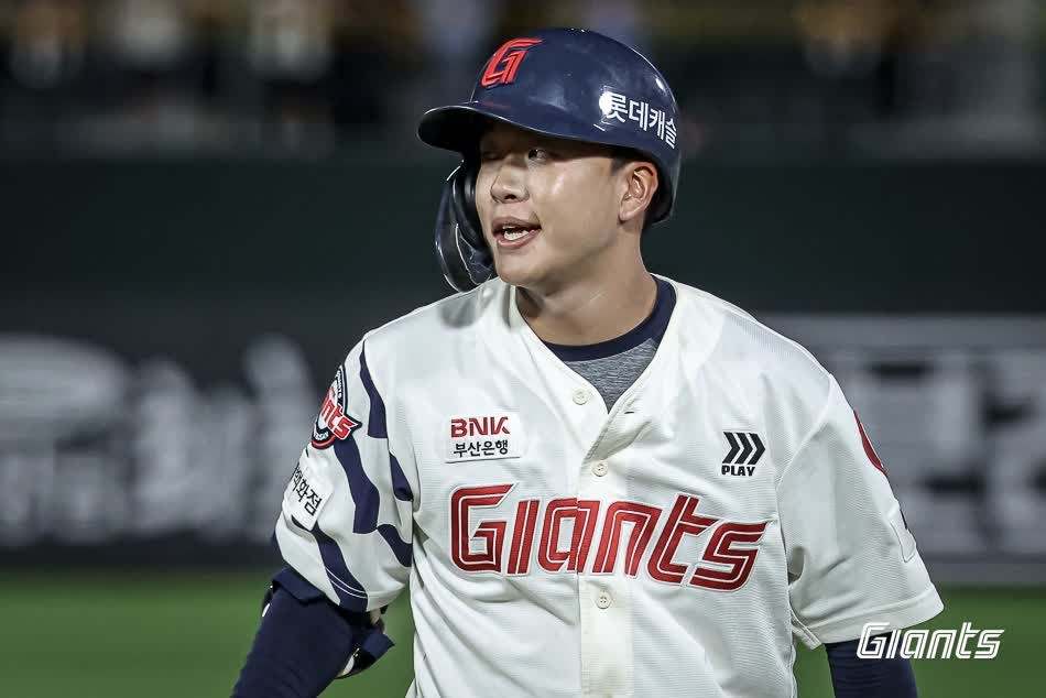 <b>롯데</b>, 연장 11회 이호준 끝내기 안타...<b>두산</b>에 5-4 <b>역전승</b>