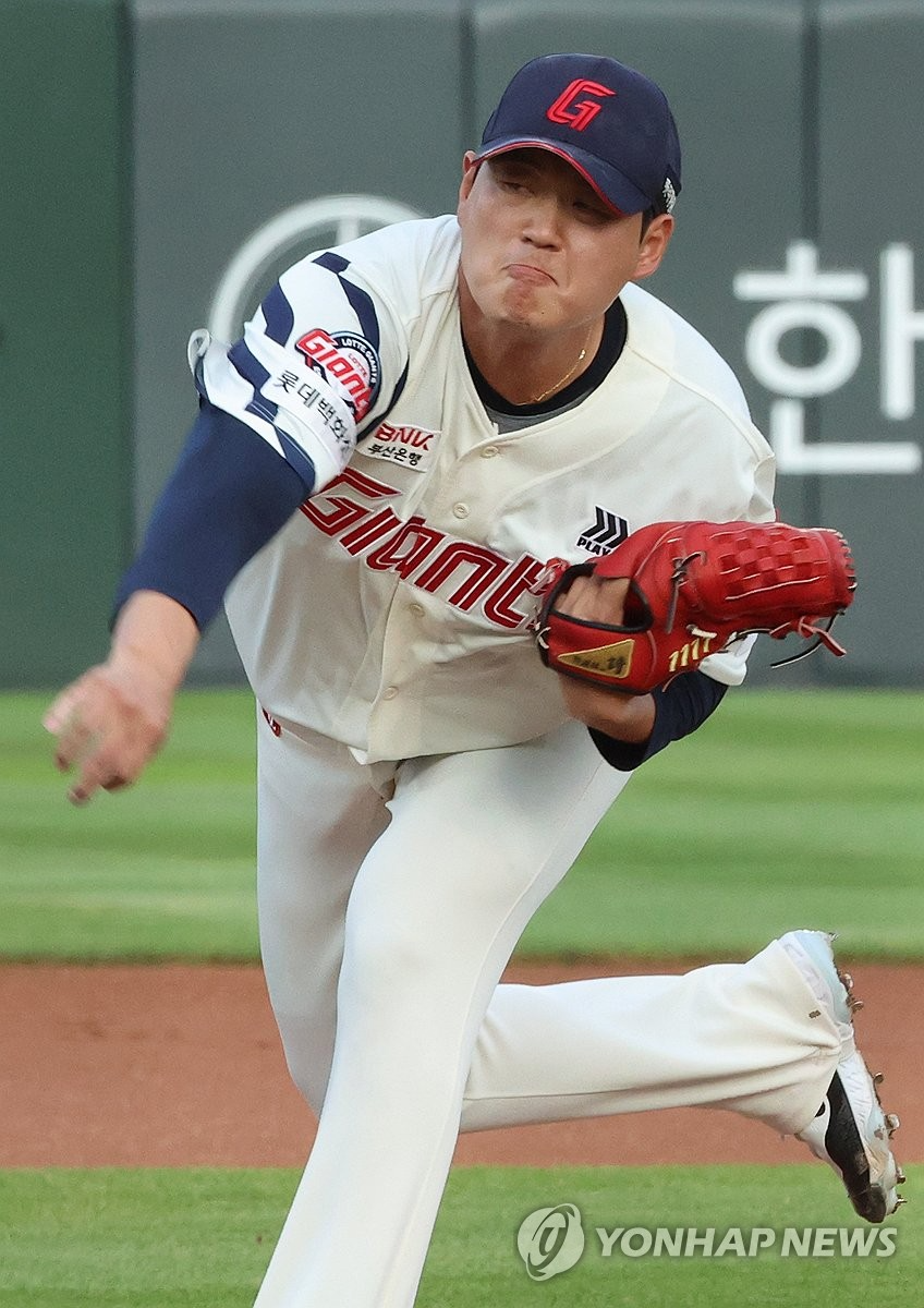 '호투 중 불운의 타구' 롯데 <b>나균안</b>, 아픈데도 더 던지겠다...<b>투혼</b> 보였...