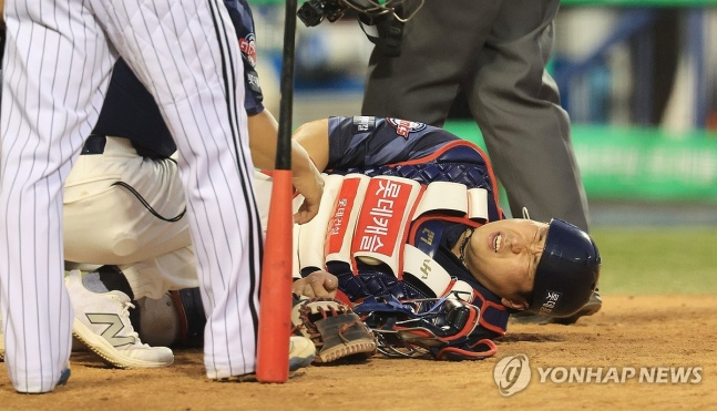 롯데 <b>유강남</b> 무릎 <b>부상</b>, 오스틴 <b>파울</b> 타구에 부축 받으며 더그아웃행.....