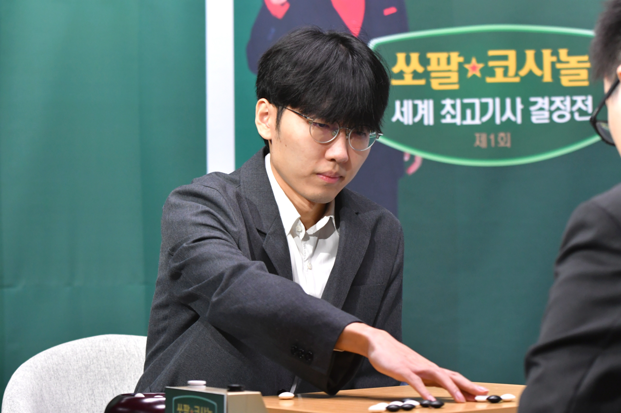 '결승 징크스 극복' <b>신진서</b>, 투샤오위 2-1 제압으로 <b>쏘팔코사놀</b> 초대 챔...