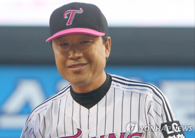 '1990년 우승 멤버' <b>김재박</b> 전 LG 감독이 <b>시구</b>...43년 후 <b>한국시리즈</b> 무...