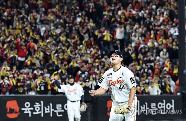 부진의 터널 빠져나온 한화 <b>김서현</b>...<b>승리투수</b> 기록과 <b>눈물</b>의 의미