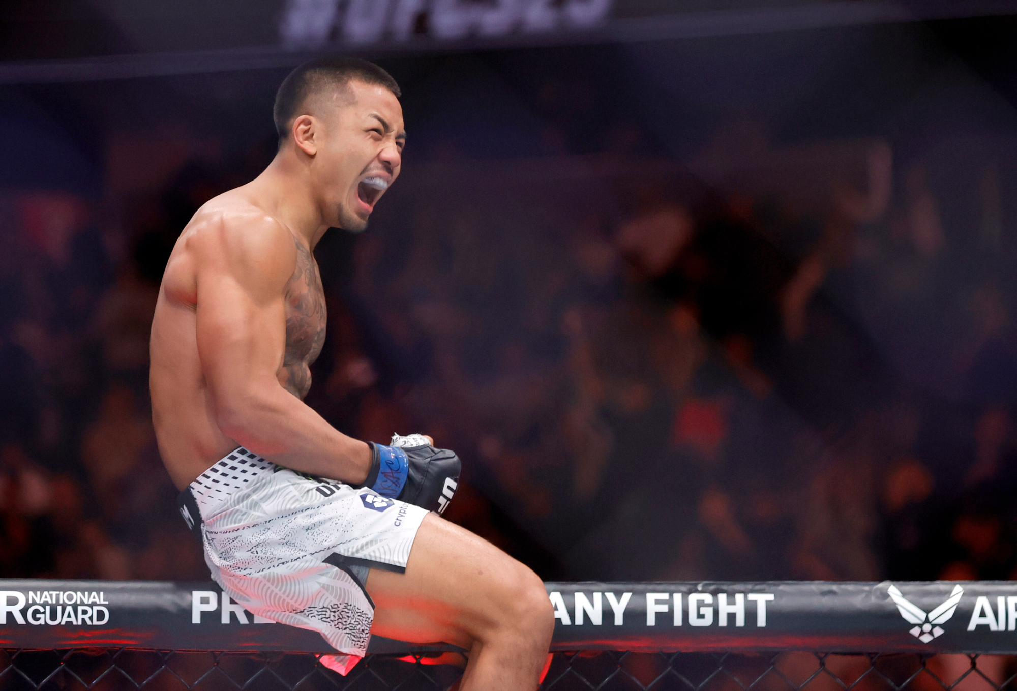 미얀마 출신 <b>조슈아 반</b>, <b>UFC</b> 플라이급 정복...아시아 남성 첫 <b>챔피언</b>