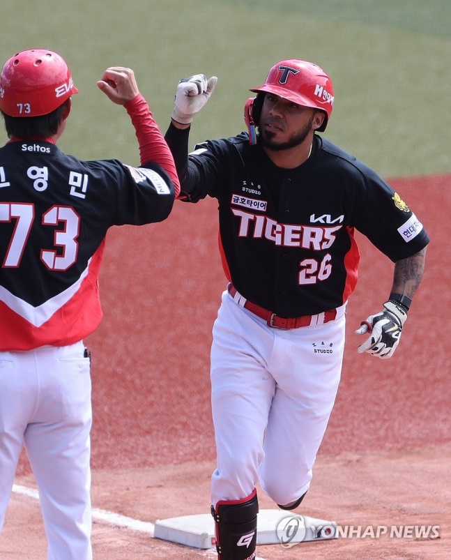 '카스트로, 홈런 쳐야 한다!' KIA, 이럴 거면 왜 소크라테스 버렸나?...적응기라면 다행, 이젠 몸값 해야