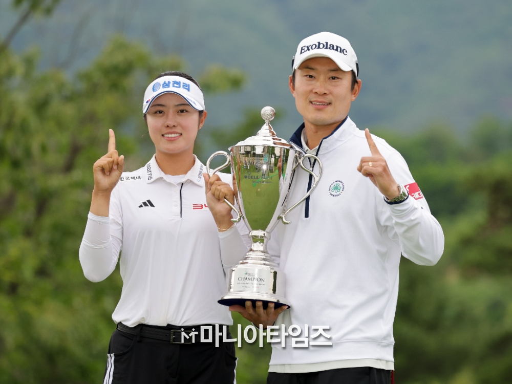 [MT포토] <b>서교림</b>, <b>캐디 전병권</b>과 함께 우승 합작