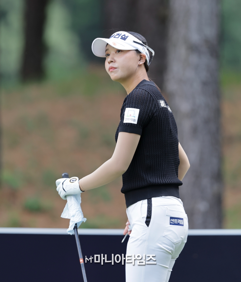 [MT포토] 티샷 방향 정하는 <b>문정민</b>