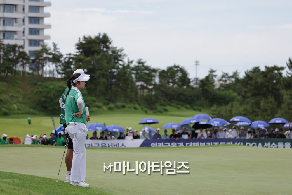 [MT포토] 버디퍼트 기다리는 서교림