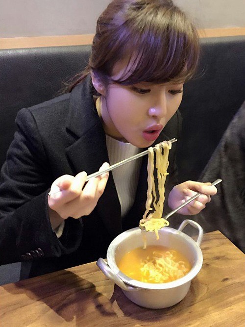 "한그릇, 뚝딱"…<b>강소라</b>, 안영이의 <b>라면 먹방</b>