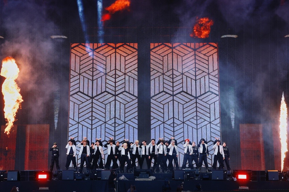 "팀보다 위대한 공연은 없다"…<b>세븐틴</b>, 아주 나이스한 밤 (<b>콘서트</b>)