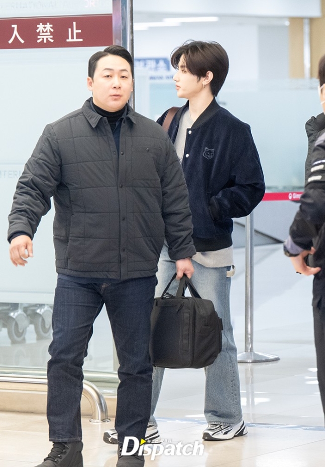  완벽한 브이라인 얼굴형과 도톰한 입술이 매력