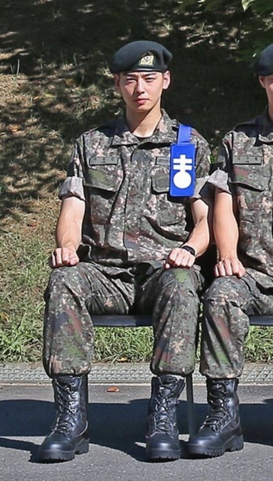 <b>차은우</b>, 중대장 <b>훈련병</b> 발탁…"모범 군생활, 리더십 인정"
