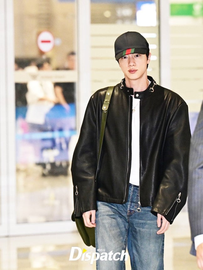 Jin, người khoe vẻ đẹp trai mỗi ngày với bộ trang phục bảnh bao