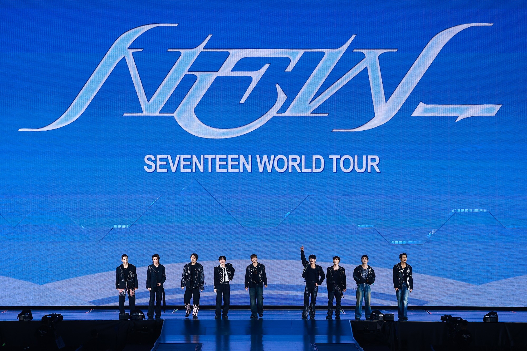 <b>세븐틴</b>, <b>홍콩</b> 투어 마무리…성룡, 깜짝 게스트 축하