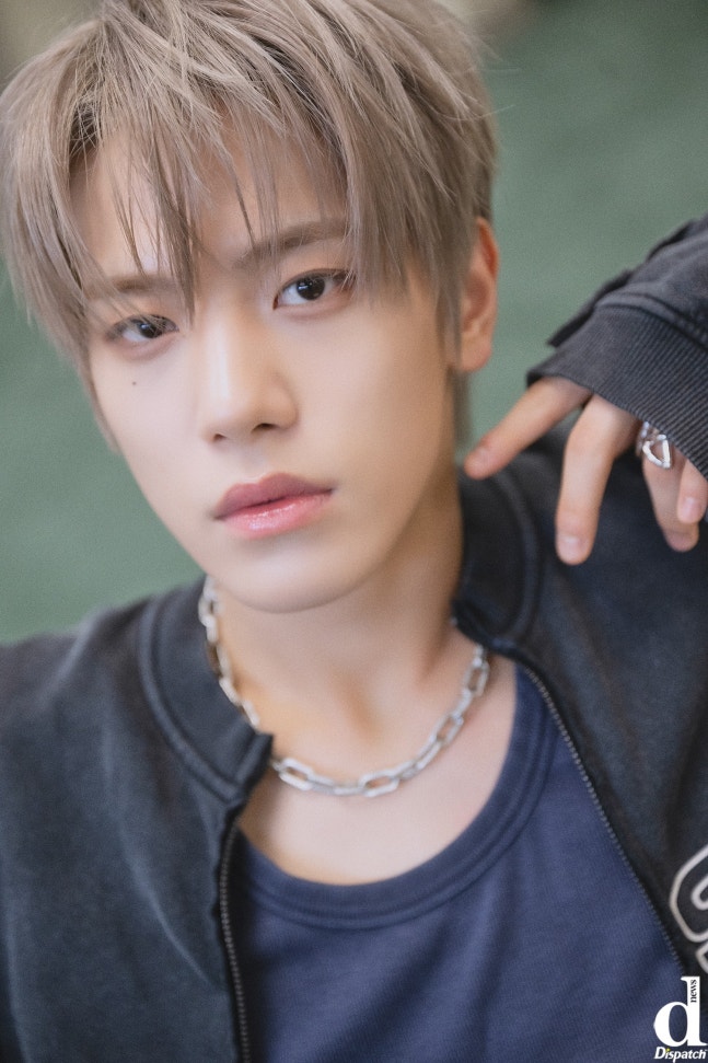 Tatapan yang karismatik dan memikat.