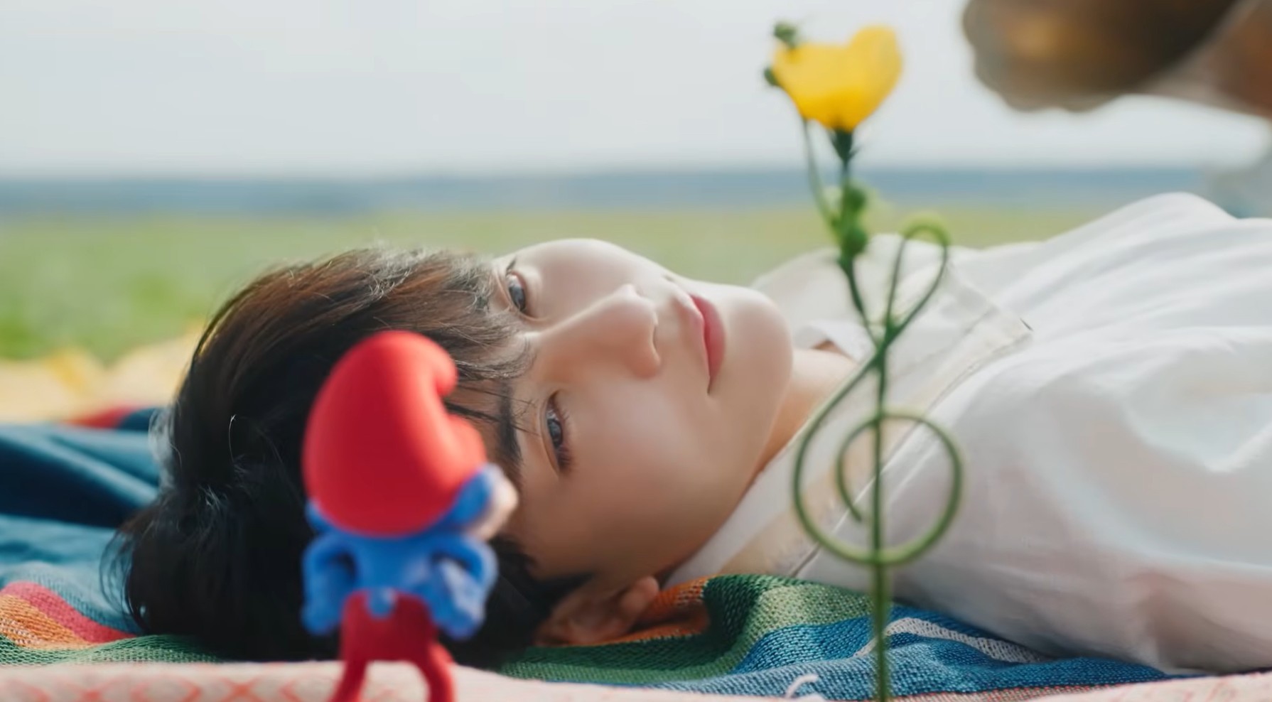 스머프 캐릭터 만난 <b>세븐틴</b>…'<b>음악의 신</b>' 스페셜 MV 공개