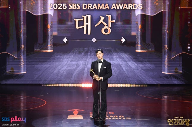 Lee Je-hoon emotional during his acceptance speech