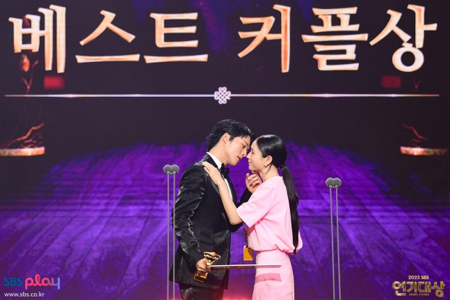 Supporting cast members from *Taxi Driver 3* being honored