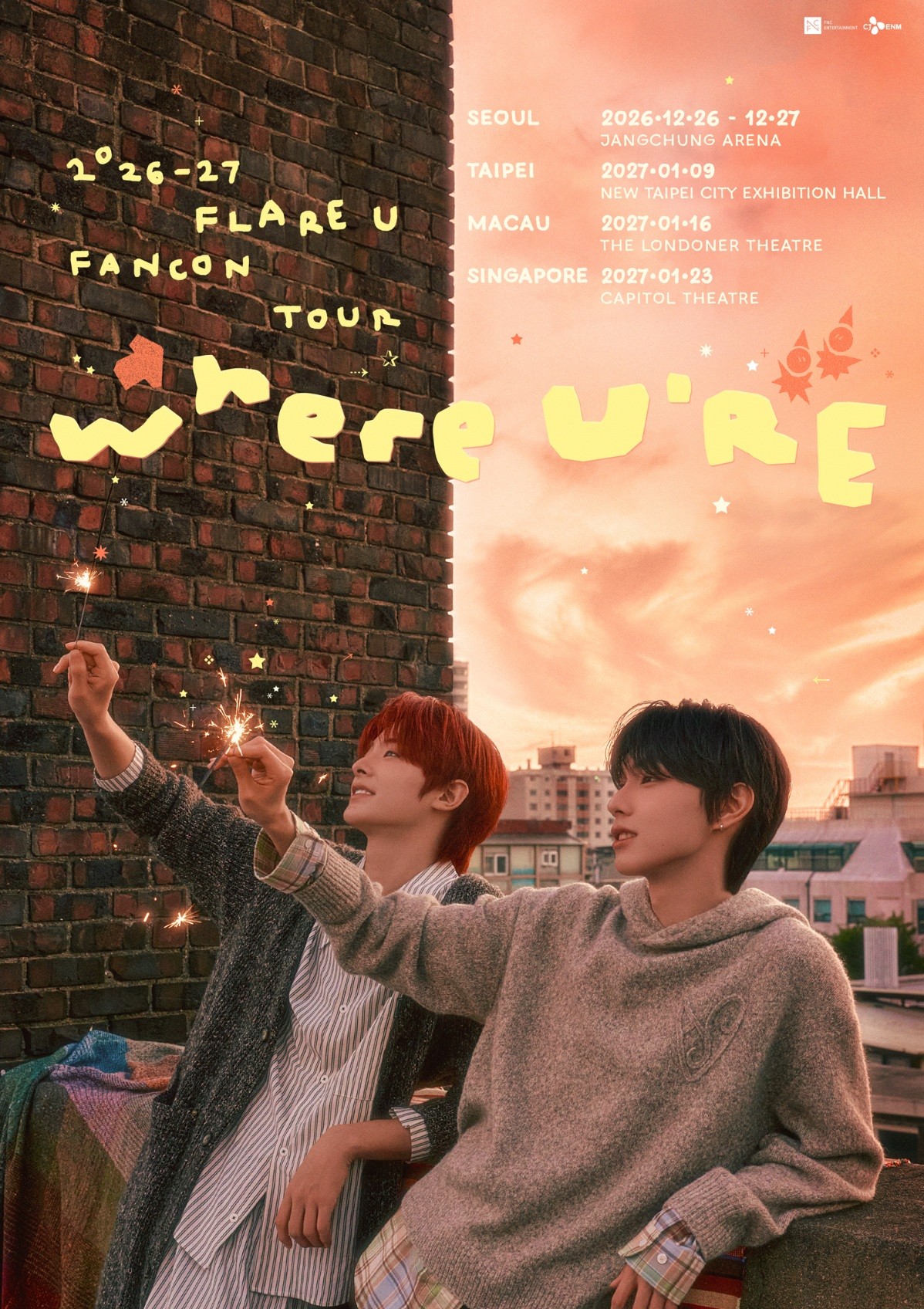 夕焼けを背景に手持ち花火を掲げるFLARE Uの2人と、ソウル・台北・マカオ・シンガポール公演の日程を載せたツアーポスター