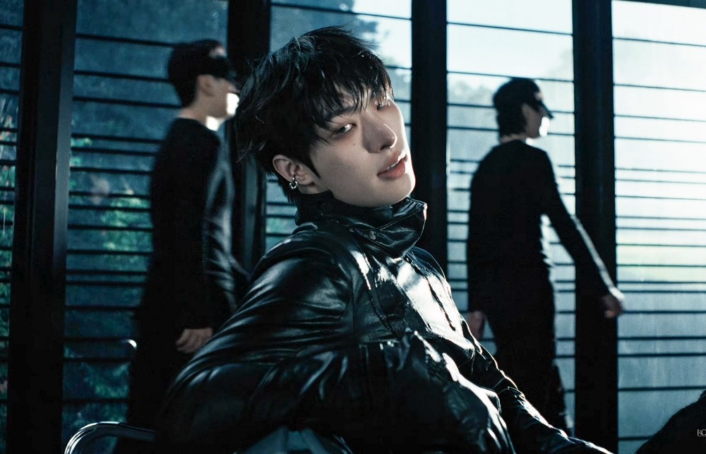 黒い衣装のATEEZメンバーを中心に捉えた「Drip」ミュージックビデオの場面