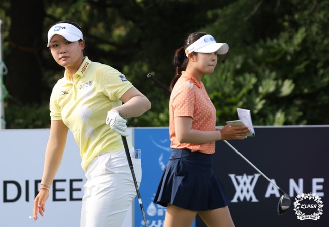 동반 라운드를 펼치고 있는 김민솔(왼쪽)과 서교림. 사진 제공=KLPGA