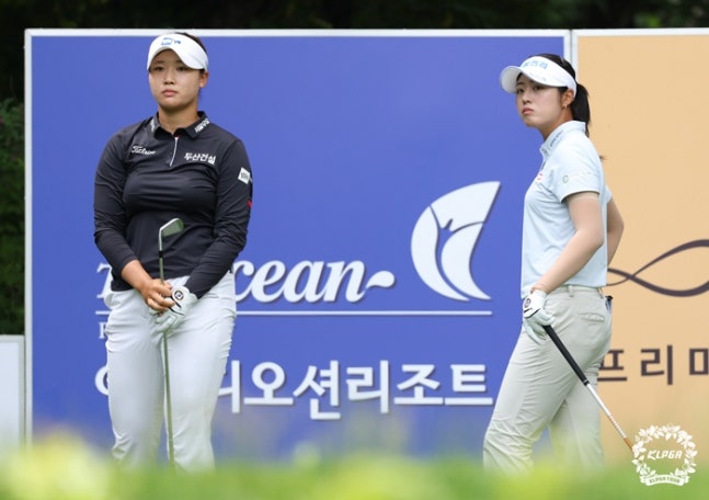 동반 라운드를 하고 있는 김민솔(왼쪽)과 서교림. 사진 제공=KLPGA