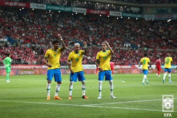“在韩国战中跳舞”的巴西足球队淘汰后被韩媒嘲笑